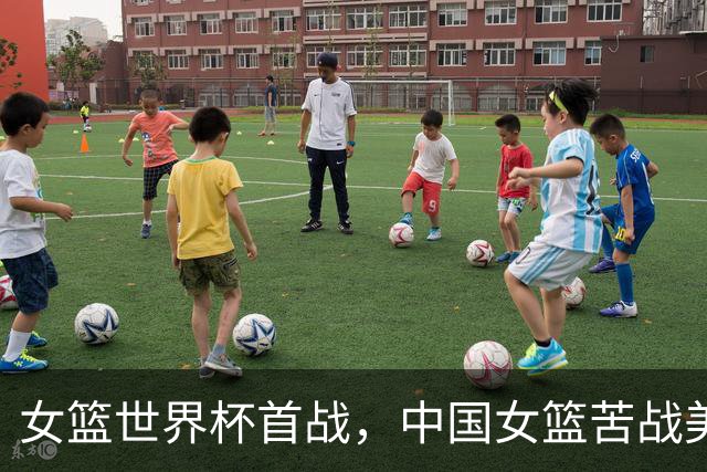 女篮世界杯首战，中国女篮苦战美国队，半场落后20分